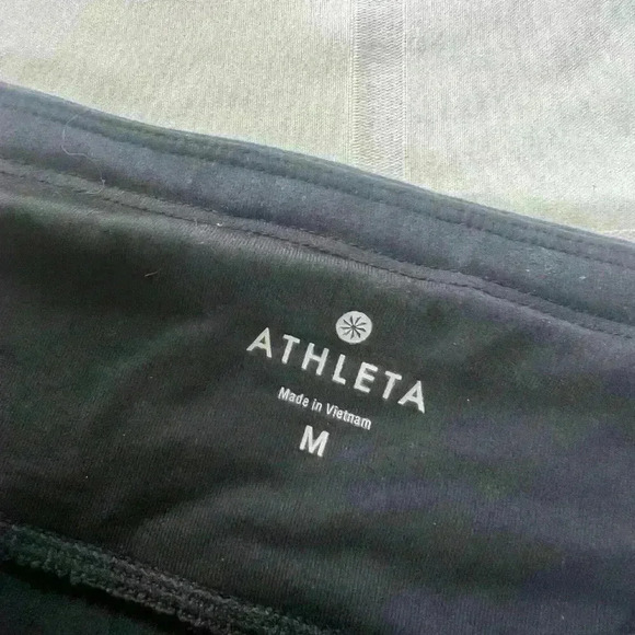 Athleta capri workout pants size medium.  Pre owned good condition black - Picture 4 of 9